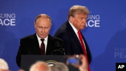 Президент России Владимир Путин (слева) и его американский коллега Дональд Трамп, Анкоридж, Аляска, 15 августа 2025 года