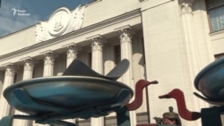 Супротивники продажу землі за безцінь «продавали» землю біля парламенту (відео) Супротивники продажу землі за безцінь «продавали» землю біля парламенту (відео)