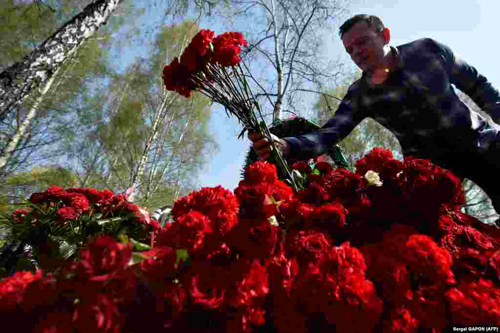 У  Мінську люди кладуть квіти до меморіалу жертв аварії на Чорнобильській АЕС. Білорусь, 26 квітня 2019 року  