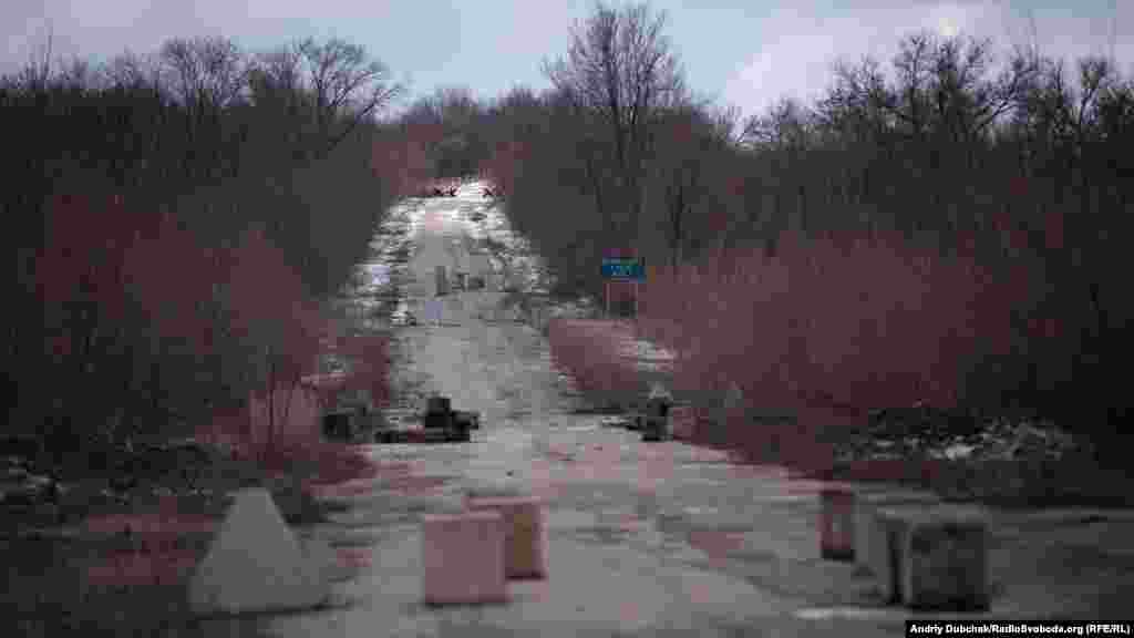 Відстань від КПВВ до перших позицій проросійських бойовиків близько 2 кілометрів (на фото – дорога до них). Наразі рух по цій ділянці не здійснюється ані автівками, ані пішоходами