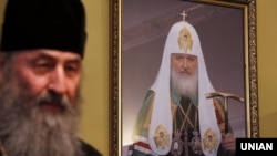 Голова УПЦ (Московського патріархату) митрополит Онуфрій у своїй резиденції, на стіні – портрет глави РПЦ Кирила, 2017 рік