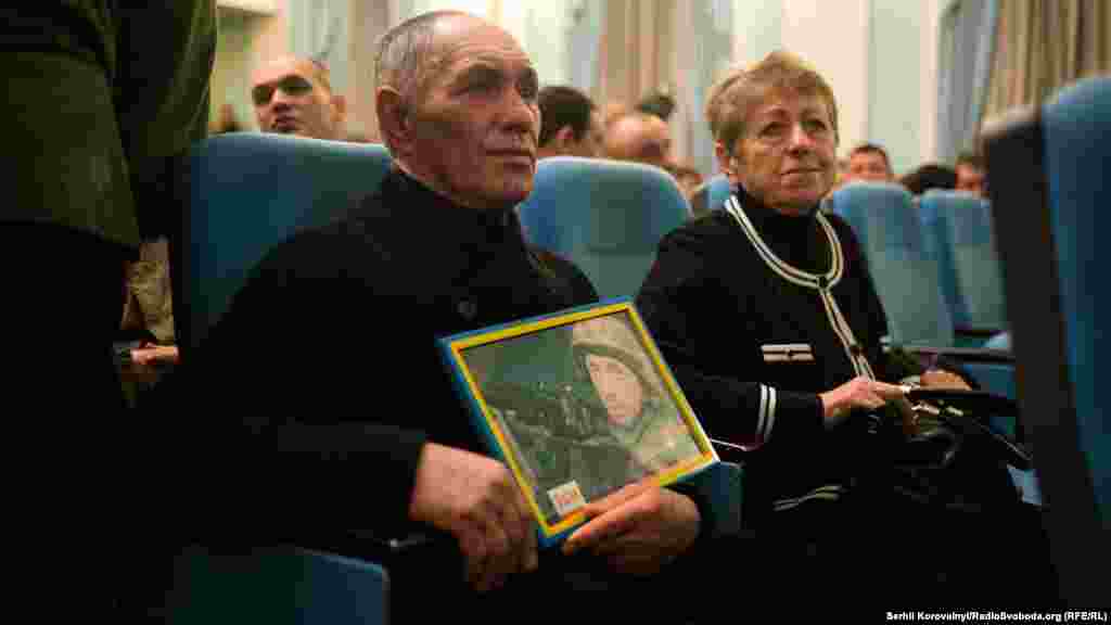 Родини загиблих «кіборгів» ледве стримували сльози