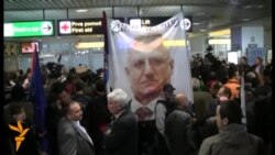 Doček Šešelja na beogradskom aerodromu Doček Šešelja na beogradskom aerodromu