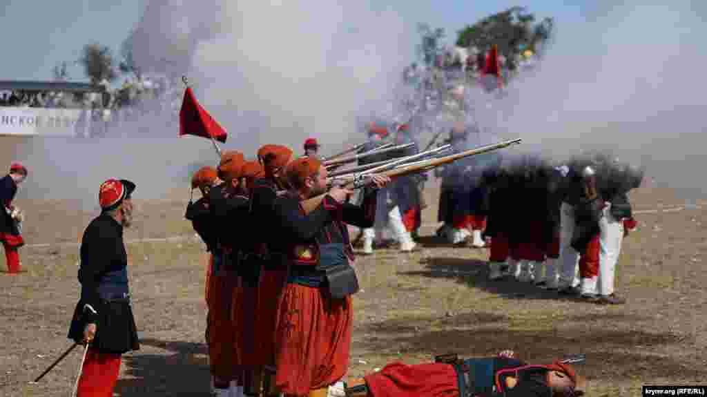 Огонь ведет зуавский полк – алжирские стрелки. До Крымской войны они воевали исключительно в Северной Африке. Считался спецназом тогдашней французской армии