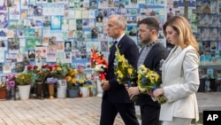 Kanadski premijer Mark Carney, ukrajinski predsjednik Volodimir Zelenski i prva dama Olena Zelenska prisustvuju polaganju cvijeća na Zidu sjećanja na pale branitelje Ukrajine u Kijevu 24. avgusta