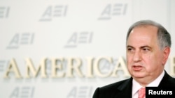 Заместитель премьер-министра Ирака Ахмед Чалаби выступает в институте American Enterprise в Вашингтоне 9 ноября 2005 г.