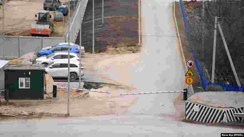 Въезд с трассы, шлагбаум установлен возле ДОТа №5 (выкрашен в «зебру») времен Второй мировой войны