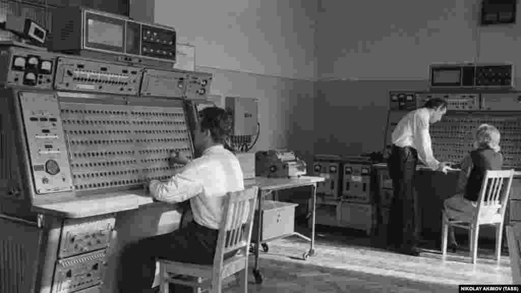 Ноябрь 1970 года. Оператор во время сеанса связи с планетоходом «Луноход-1» в Центре дальней космической связи под Евпаторией. «Луноход-1» – советский планетоход, который проработал на поверхности Луны почти год