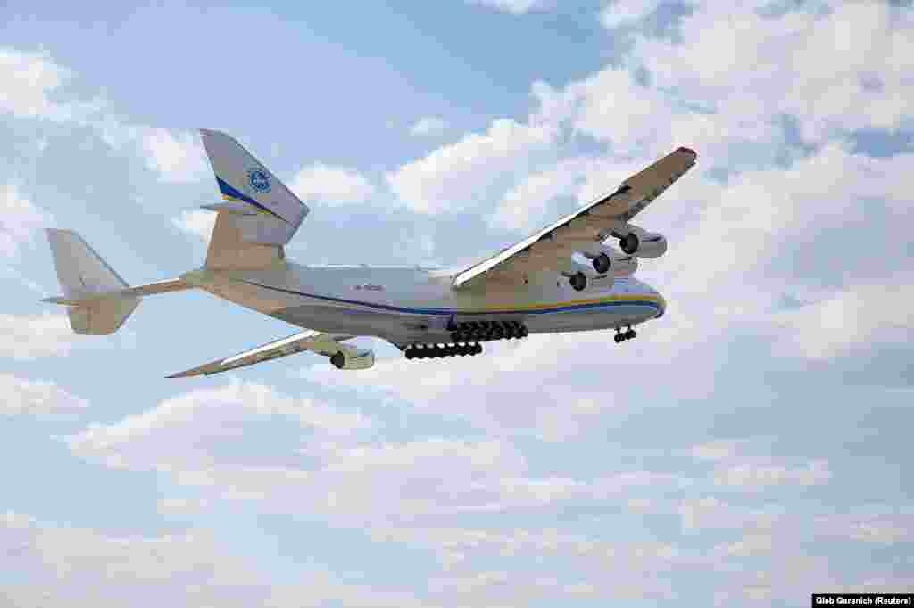 Ан-225 відлітає зі своєї бази під Києвом, 11 квітня 2020 року. Шост розповів Радіо Свобода, що цей літак – це «наша візитна картка, обличчя нашої компанії. Багато людей знайомі з українською авіакомпанією «Антонов» завдяки цьому літаку»