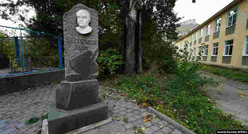 Рядом с Дворцом культуры находится памятник Сейтумеру Эмину – известному крымскотатарскому поэту и писателю, уроженцу Албата