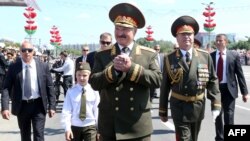 Президент Білорусі Олександр Лукашенко у супроводі свого тоді ще маленького сина Колі на параді до Дня незалежності у Мінську, 3 липня 2013 року