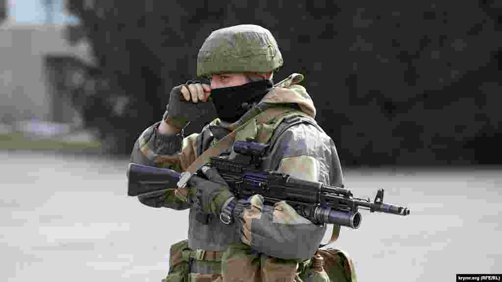 Из дверей Совета министров на весеннее солнышко вышли первые «зеленые человечки».