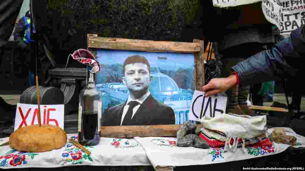 Cергія Стерненка засудили загалом до семи років і трьох місяців ув’язнення та конфіскації половини наявного майна за обвинуваченням у розбої. Він відкидає звинувачення та планує оскаржити вирок