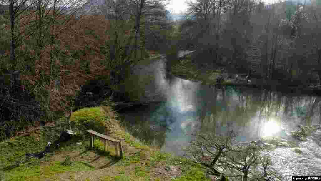 В западной части села река Бельбек принимает воды своего левого притока – реки Коккозка (сверху). Коккозка в этом месте выглядит более мощной, чем самая полноводная река Крыма Бельбек