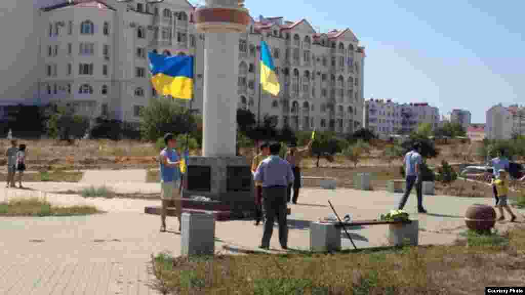 2014 год, Севастополь. Отпраздновать День Независимости вышли восемь человек. Активисты собрались под тумбой, где когда-то стоял памятник гетману Сагайдачному. С собой они принесли украинские флаги, спели украинский гимн, положили цветы к месту, где стоял памятник, после чего последовали задержания. В том числе задержали организатора митинга – активиста Виктора Неганова