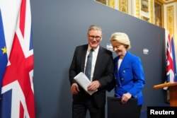 Прем'єр-міністр Великої Британії Кір Стармер і голова Європейської комісії Урсула фон дер Ляєн під час пресконференції в рамках саміту Велика Британія-ЄС, 19 травня 2025 року в Лондоні, Велика Британія