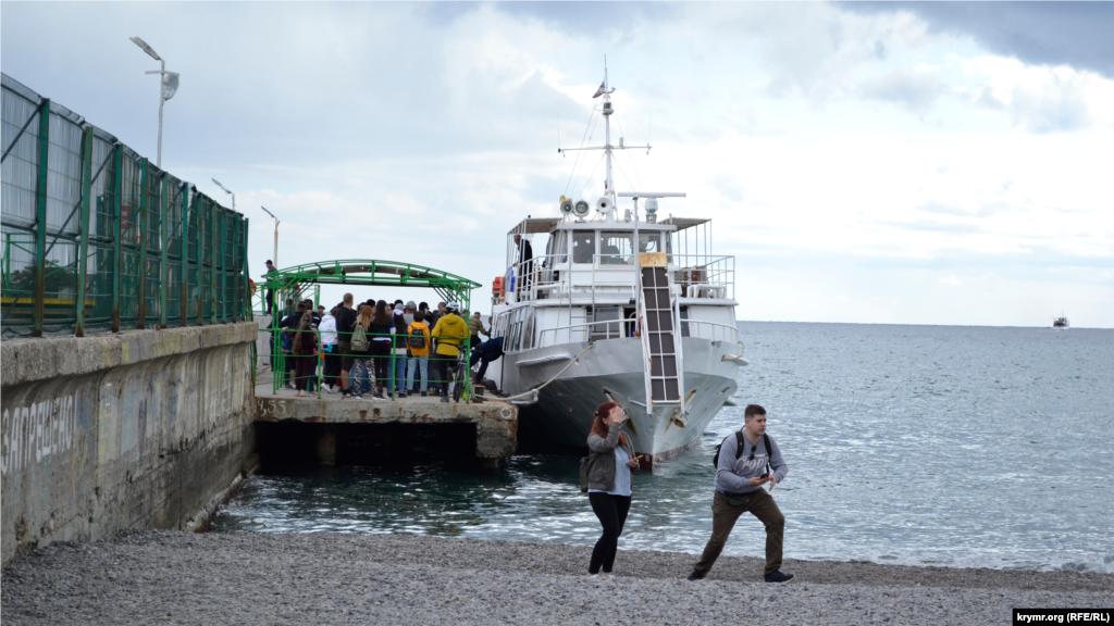 Впрочем, прогулки на теплоходах вдоль побережья или к замку «Ласточкино гнездо» продолжают собирать достаточно желающих 