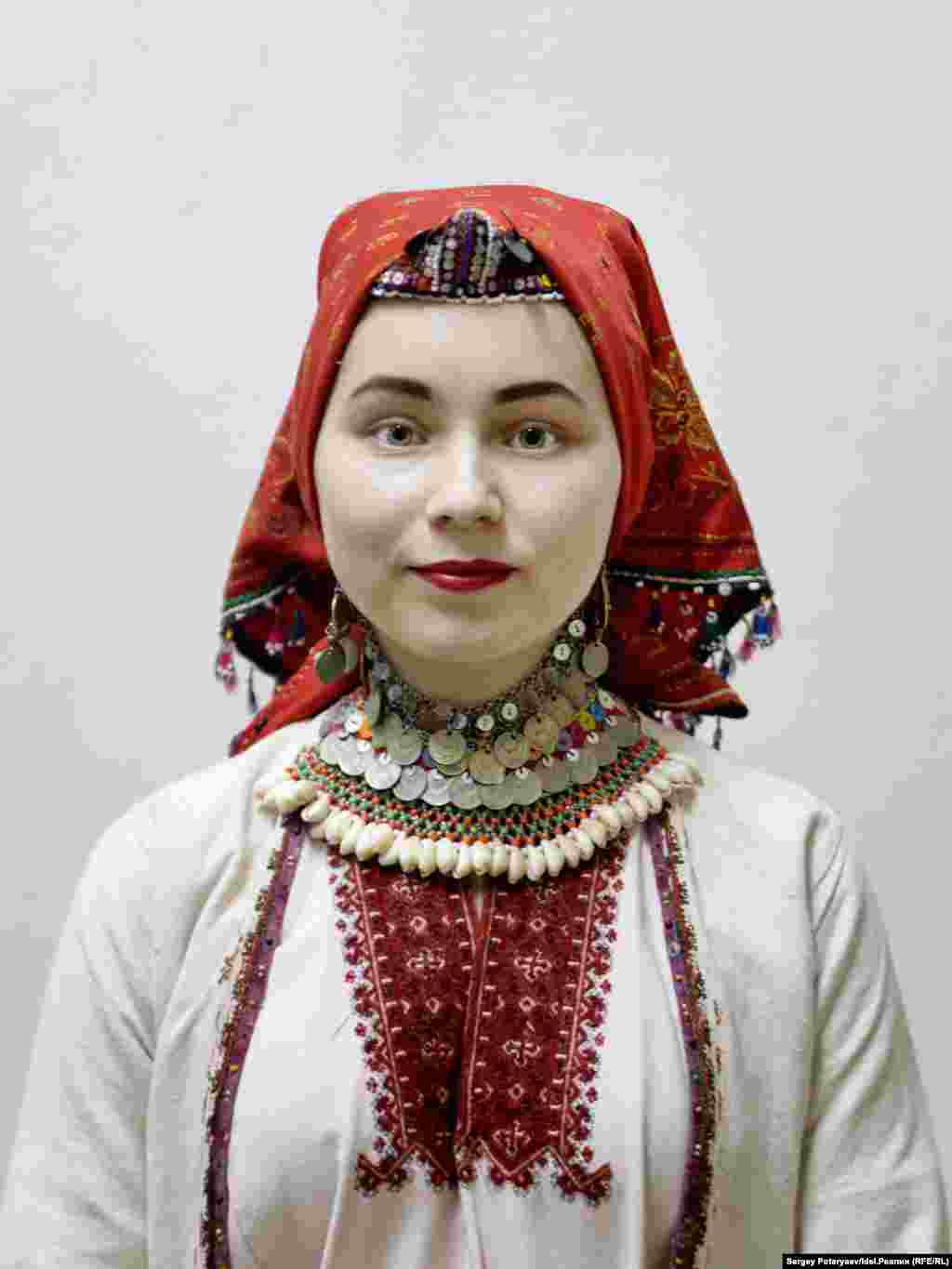 Кудряшова Таня, 19 лет, студентка. "Я конечно разговариваю по-марийски, но какой-то особой связи с природой или народом не испытываю. Даже не задумывалась над тем, что значит быть мари. Наверное, все еще впереди"