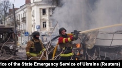 Пожежники працюють на місці російського ракетного удару в центрі Сум, Україна, 13 квітня 2025 року