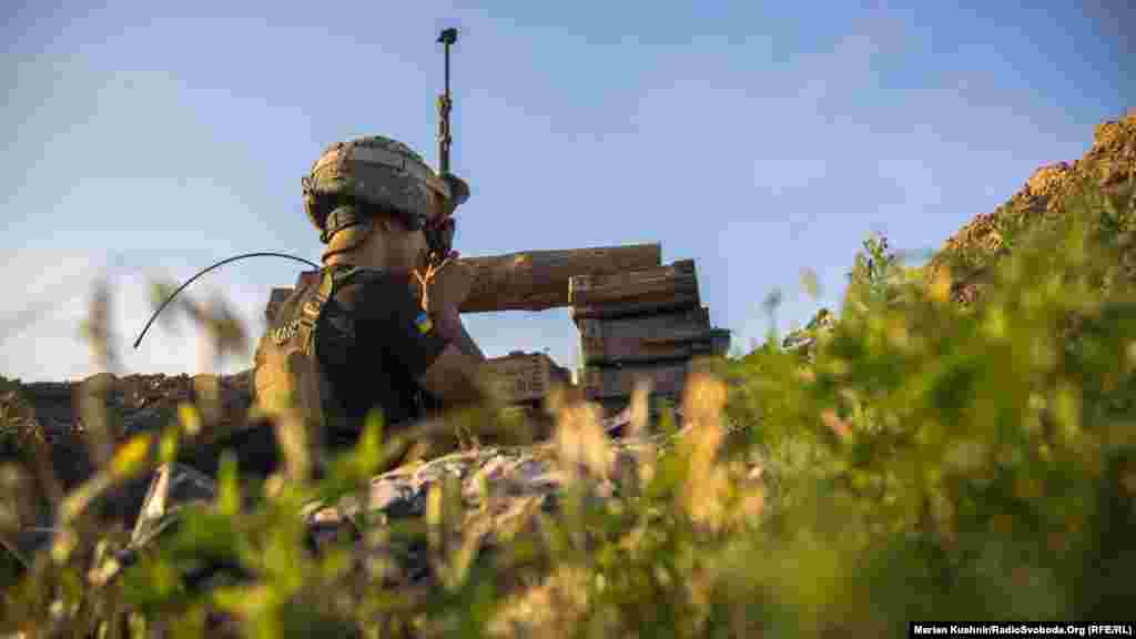 Лініями окопів йдемо до спостережних і вогневих позицій. Вдень, як правило, тихо. Обстріли починаються ближче до вечора та вночі. Але і вдень пильність втрачати тут не можна. На фото – матрос морської піхоти спостерігає за ворогом у трубу розвідника (працює за принципом перископа)