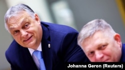 Прем’єр-міністр Угорщини Віктор Орбан (ліворуч) і голова уряду Словаччини Роберт Фіцо під час саміту лідерів Євросоюзу. Брюссель, 22 березня 2024 року