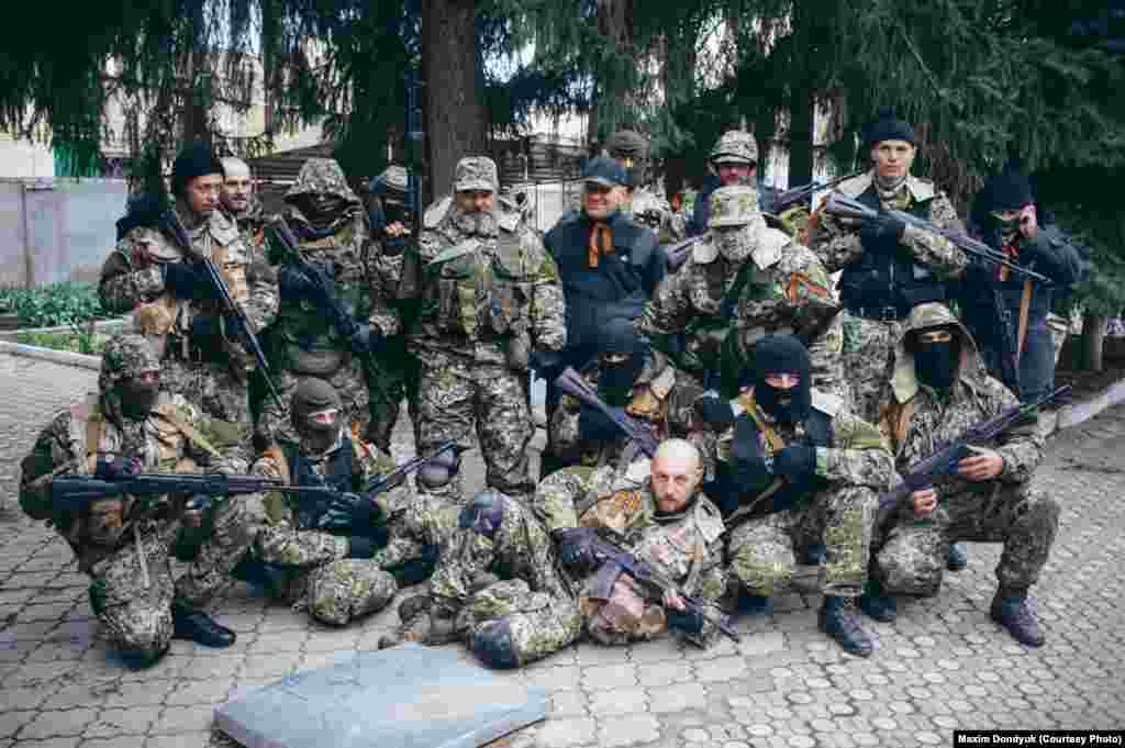 Донбасс. Сепаратисты позируют во дворе захваченного ими здания Службы безопасности Украины в Славянске. 12 апреля 2014 года. 
