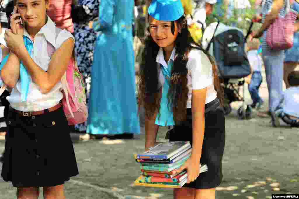 Первый звонок в Бахчисарайской общеобразовательной школе с крымскотатарским и русским языками обучения