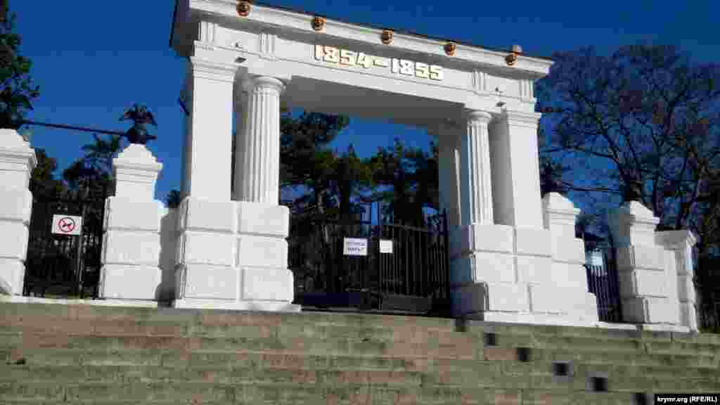 «Проход закрыт» – табличка на входе в Малахов курган в Севастополе