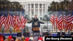 Вашингтон, перед Білим домом, 6 січня: Дональд Трамп виступає перед своїми прихильниками, після чого вони штурмували будівлю Капітолію