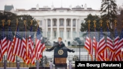 Після виступу Дональда Трампа перед своїми прихильниками, вони штурмували Капітолій. Вашингтон, перед Білим домом, 6 січня 2021 року