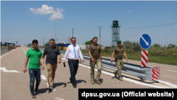 Чрезвычайный и полномочный посол Республики Кипр в Украине Луис Телемах посетил административную границу Крыма с материковой Украиной, 27 июля 2021 года