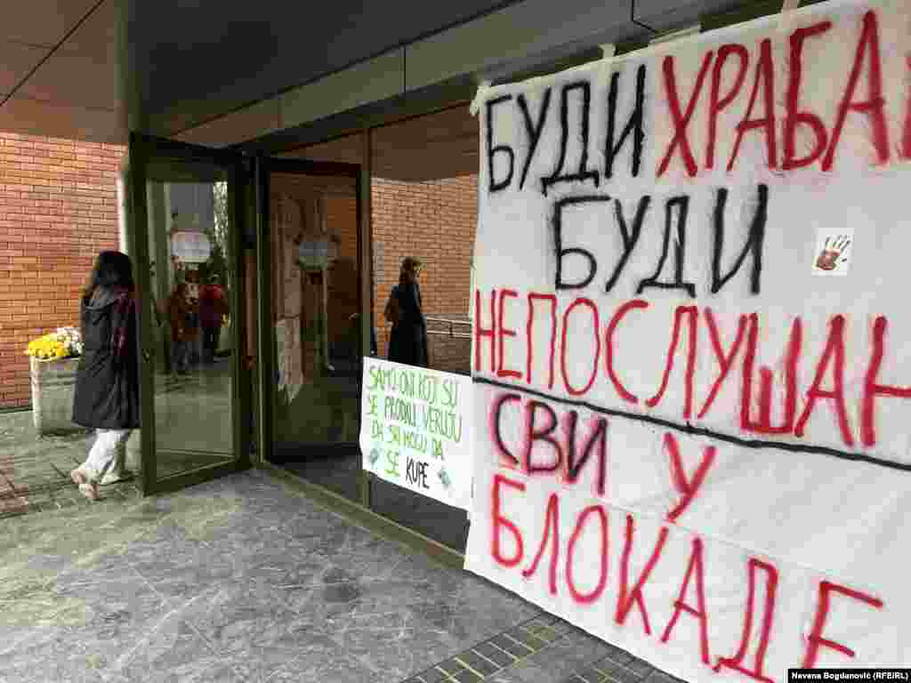 Blokade su počele krajem novembra nakon napada na studente Fakulteta dramskih umetnosti u Beogradu dok su odavali počast od 15 minuta za 15 stradalih u Novom Sadu. (Poruke na Filozofskom fakultetu u Novom Sadu)