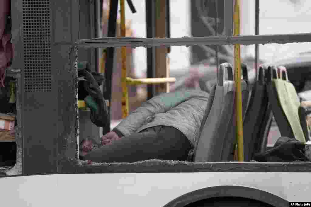 Тіло загиблої внаслідок російської атаки у салоні автобуса.Нараз відомо про 34 загиблих унаслідок удару, з них двоє дітей. Більше від сотні людей зазнали поранень, зокрема йдеться про 11 дітей. Це найбільша за кількістю загиблих атака Росії на Суми за весь період масштабної війни