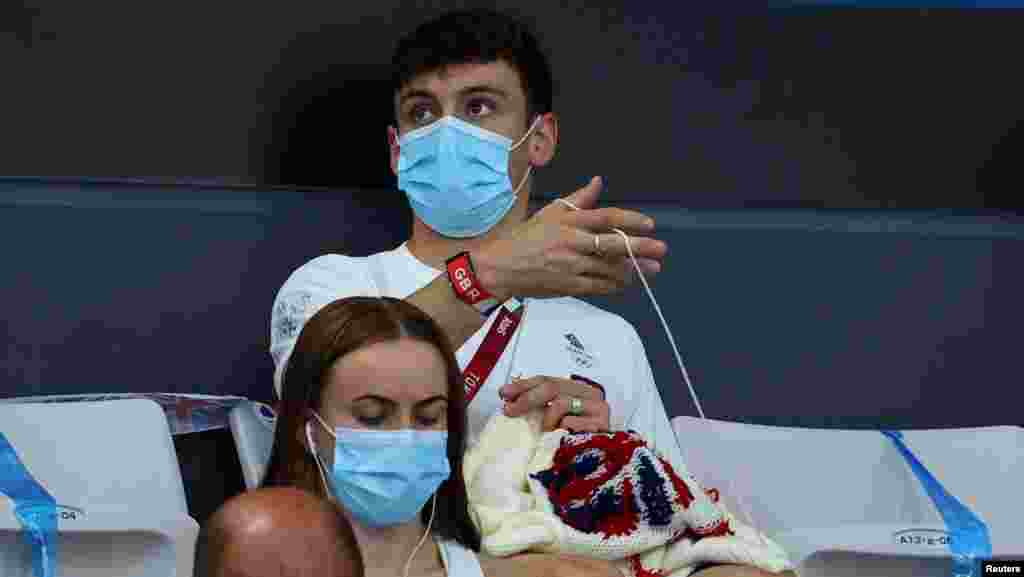 На Олімпіаді у Токіо британський стрибун у воду Том Дейлі отримав золото. Але прославився... в'язанням