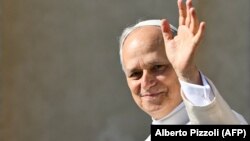 Папа Лев XIV вітає вірян із папамобіля перед месою на площі Святого Петра у Ватикані 18 травня 2025 року