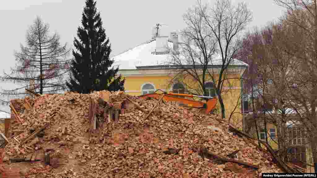 Всё, что осталось — гора кирпича. 