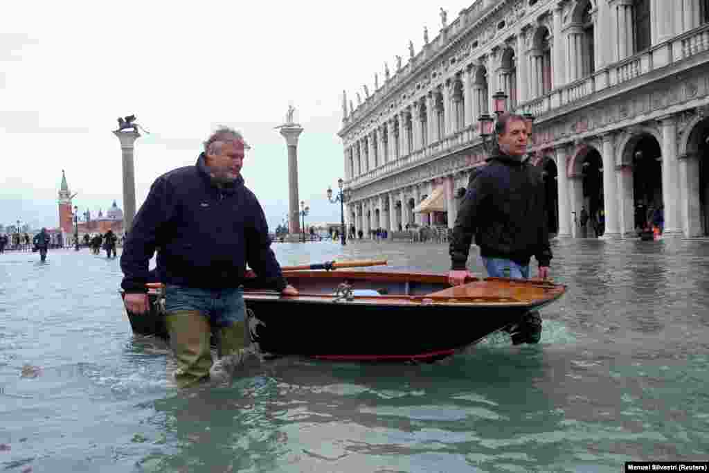 І на човнах  