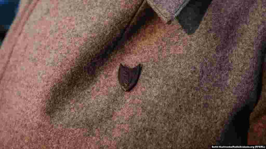 «Цей знак означає «Соборність»» – розповідає учасник реконструкції. Це унікальний знак, який був на грудях воїнів, які намагалися придушити більшовицьке повстання