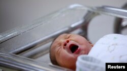 29 липня Кабінет міністрів повідомив про намір з 1 вересня замість «пакунку малюка» виплачувати одноразову допомогу в обсязі 5 тисяч гривень, в ЮНІСЕФ закликали відновити послугу «пакунок малюка» і не замінювати її грошовими виплатами