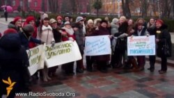 Письменники обнімаються заради миру Письменники обнімаються заради миру