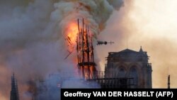 Падіння шпилю Собору Паризької Богоматері під час пожежі 15 квітня 2019 року