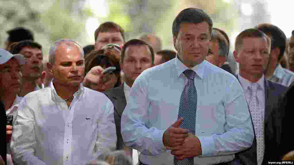 В октябре 2015 года по материалам Следкома российский суд в Керчи оштрафовал экс-мэра Керчи (1988-2014) Олега Осадчего (слева) на 200 тысяч рублей по обвинению в том, что в период с марта по июнь 2014 года обвиняемый якобы незаконно изменил установленные договором аренды земли границы земельного участка, предоставив в пользование своей родственницы земельный участок. Осадчий публично не комментировал обвинения и решение суда