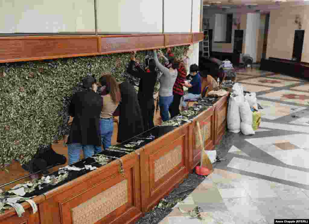 Професійні музиканти працюють над сіткою в гардеробі оперного театру  