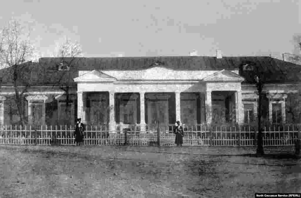 Дом губернатора области в Темир-хан-шуре (Буйнакске)