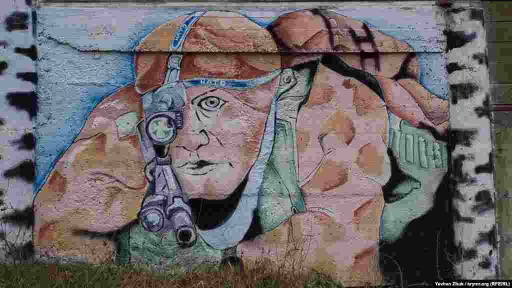 На соседнем с ним граффити – еще один персонаж из НАТО – снайпер. Такие патриотические тенденции тоже присутствуют у некоторых севастопольских граффитчиков