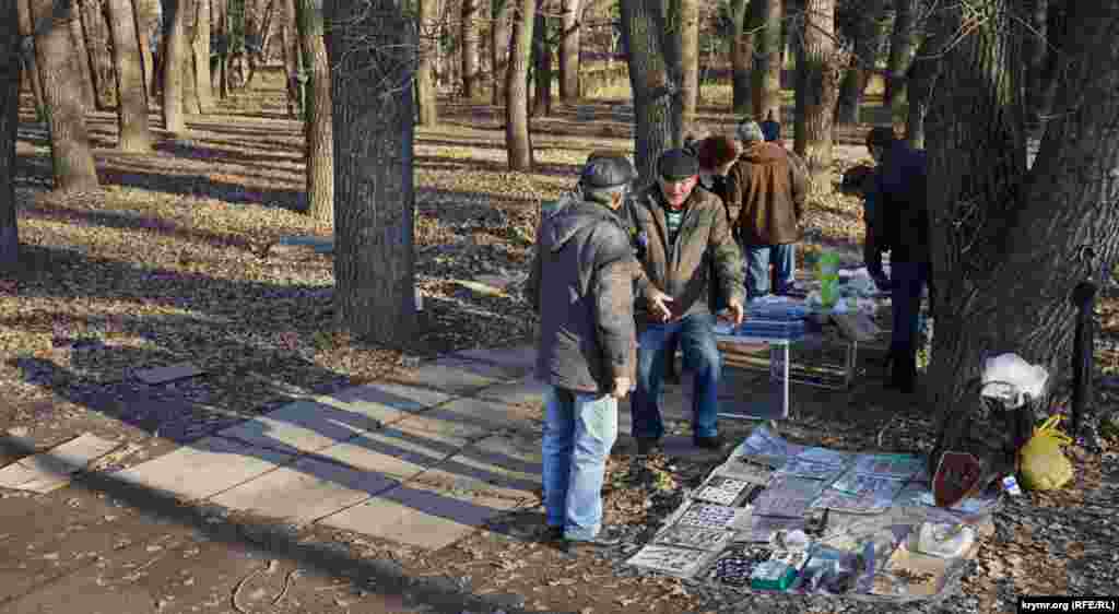 Нумизматы и фалеристы собираются под старыми осинами и тополями  