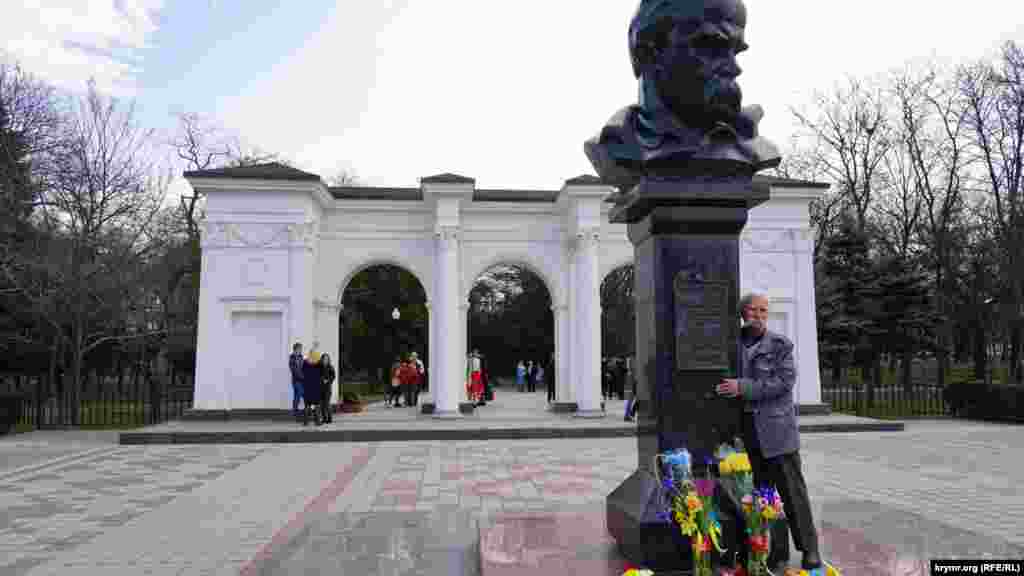 Симферополь, 2020 год. Первыми к памятнику Тарасу Шевченко в его именном парке пришли активисты неофициальной общины украинцев Крыма