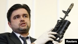 Советник главы СБУ Марьян Лубкивский демонстрирует оружие задержанных в Луганской области российских военных