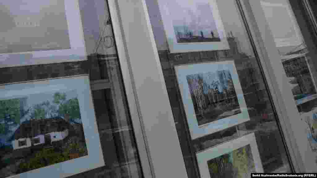 У цей день інформаційне агентство «Укрінформ», кореспондентом якого є Роман Сущенко, символічно організувало виставку фоторобіт та картин Сущенка