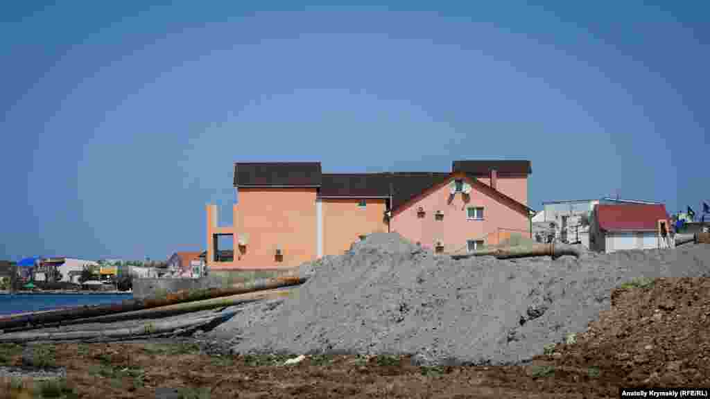 На южном берегу возле дачно-лодочного кооператива «Донузлав»